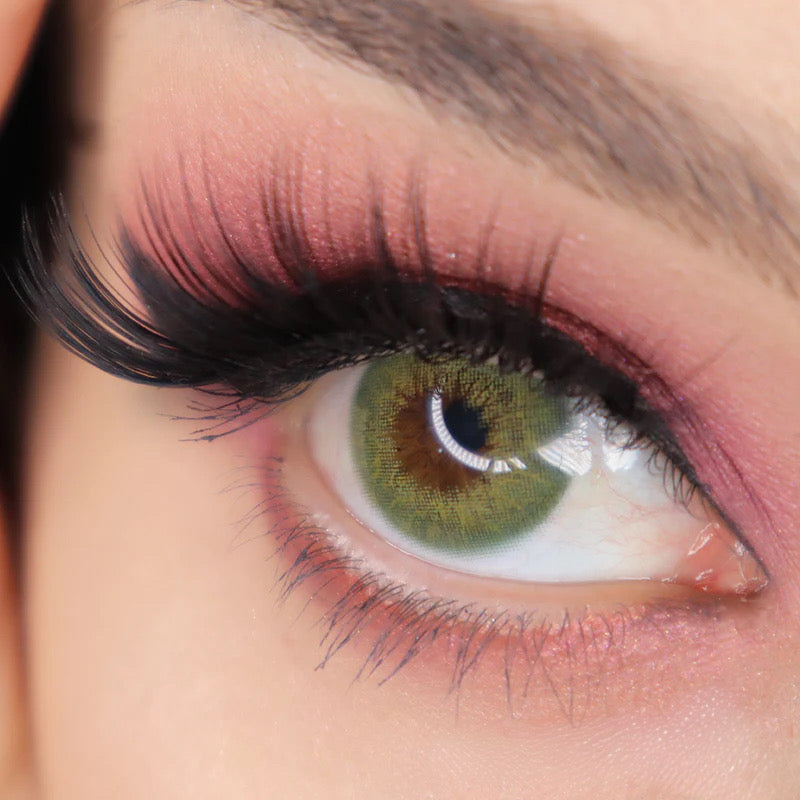 Lente de contacto colorida ParrotGreen da V. Color Lenses — Verde tropical intenso e saturado — o mais vibrante da linha Siesta. (vista adicional 2)