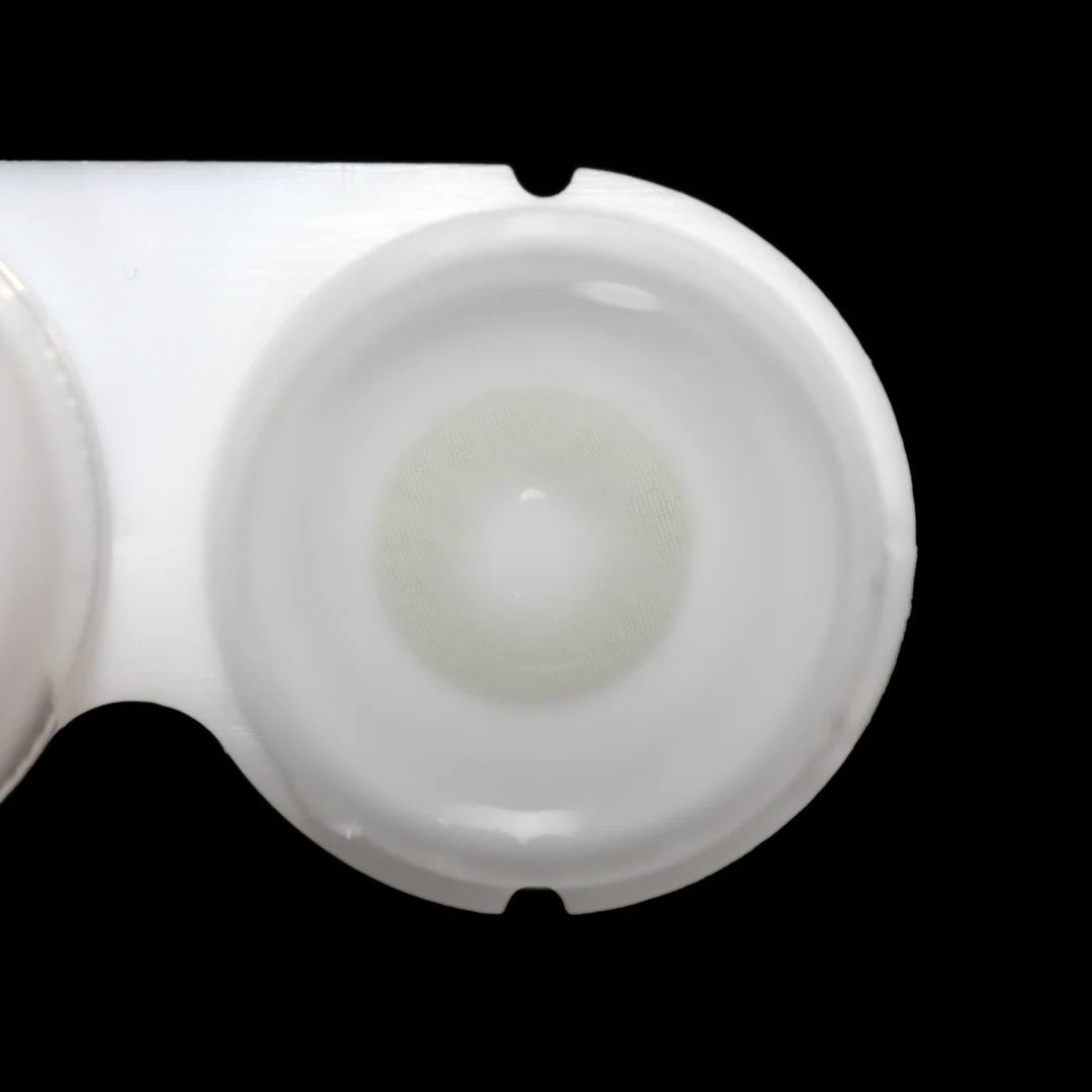 Lente de contacto colorida Cream da V. Color Lenses — Um bege luminoso e leitoso que clareia o olhar de forma discreta. (vista adicional 3)