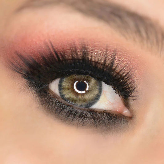 Lente de contacto colorida Romance Cedar da V. Color Lenses — Castanho avermelhado com o calor da madeira de cedro.