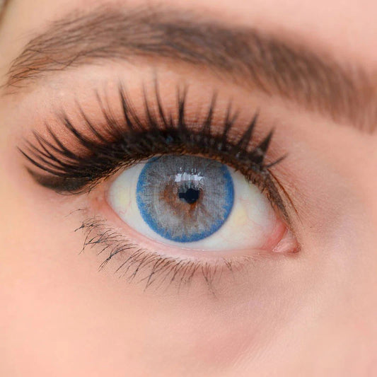 Lente de contacto colorida Romance Blue da V. Color Lenses — Azul suave e leitoso, com um halo delicado que suaviza o contorno da íris.