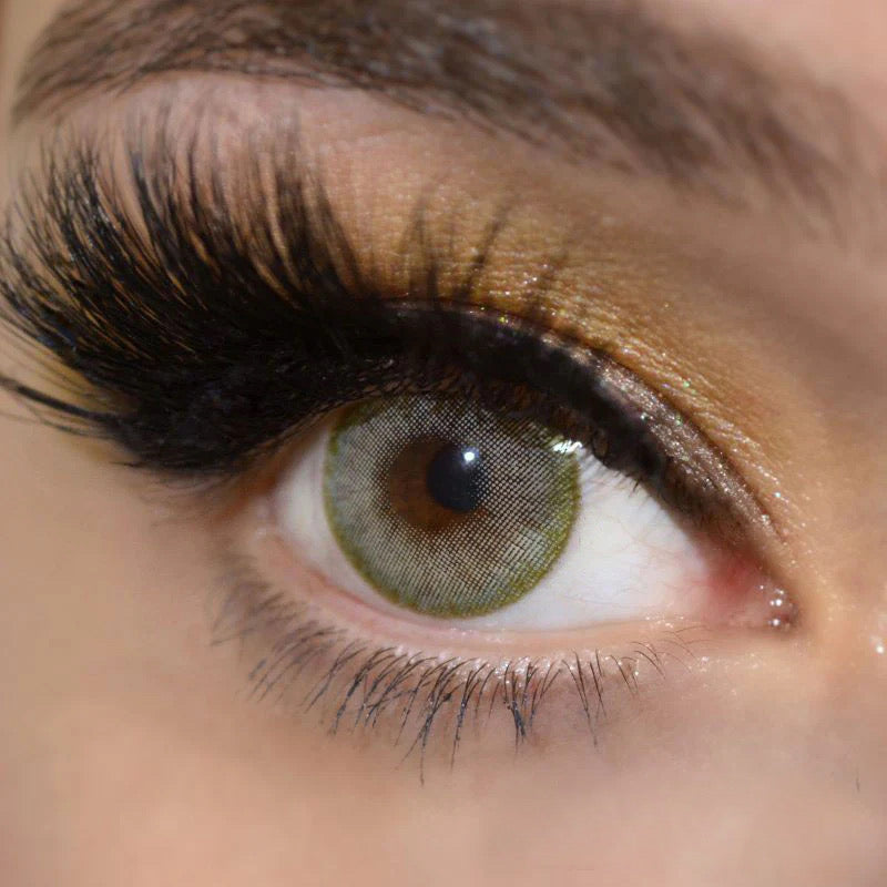 Lente de contacto colorida Romance Khaki da V. Color Lenses — Verde-oliva terroso, algures entre o castanho e o verde. (vista adicional 2)