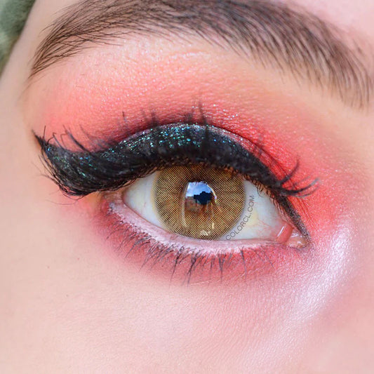 Lente de contacto colorida Sugar Brown da V. Color Lenses — Castanho claro adocicado, com luminosidade de caramelo.