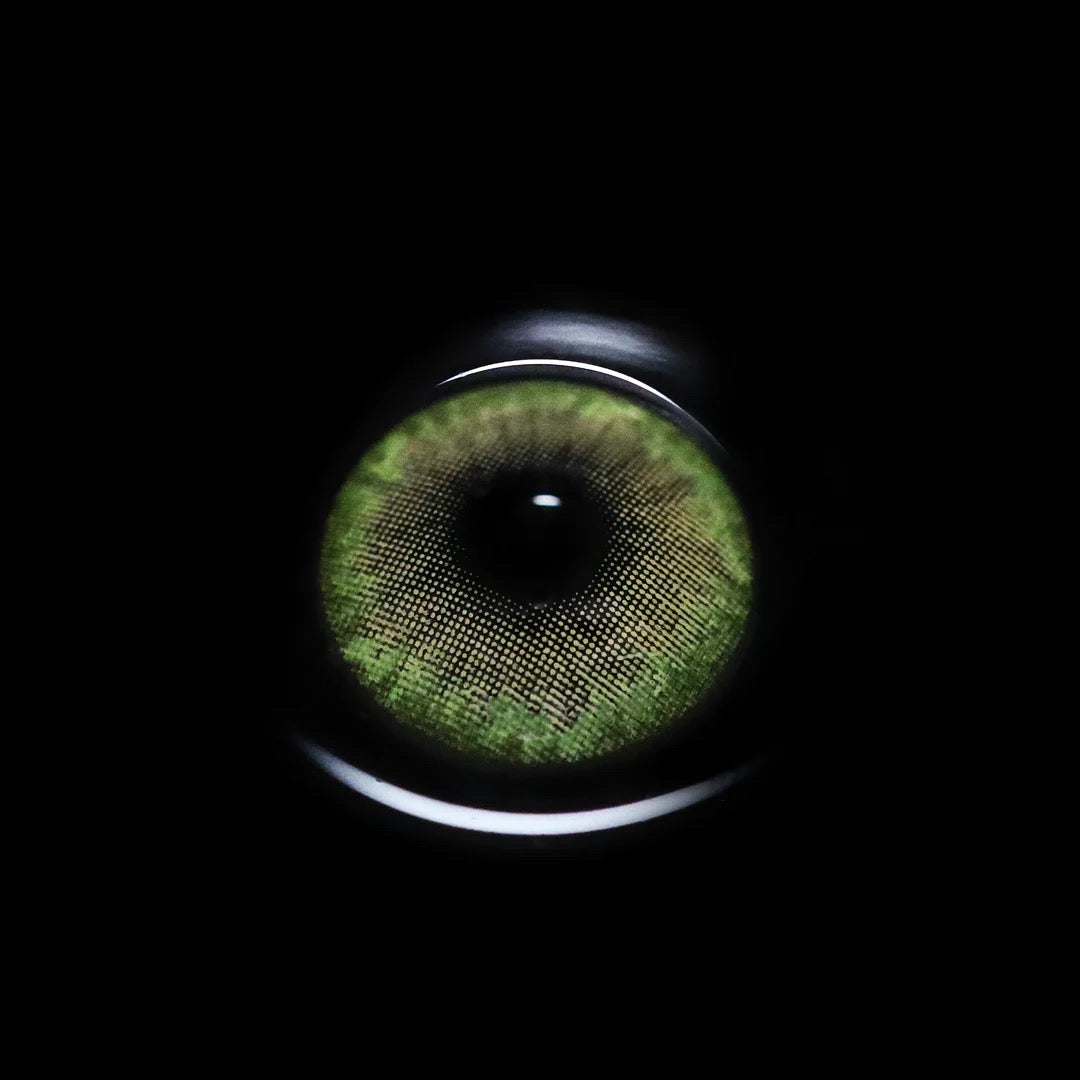 Lente de contacto colorida Romance Green da V. Color Lenses — Verde acinzentado e discreto, longe do verde vivo. (vista adicional 3)