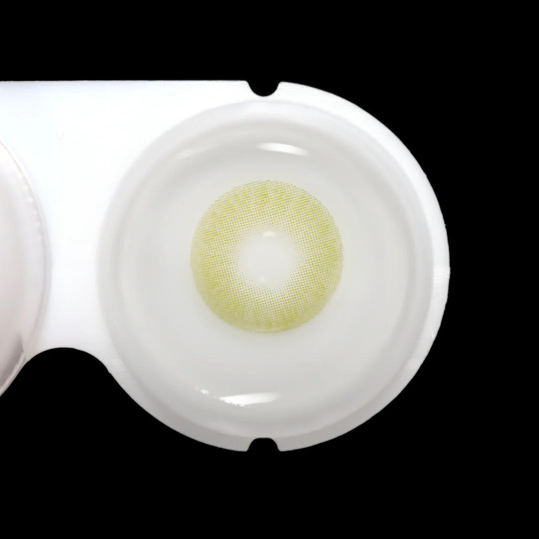 Lente de contacto colorida Crystal Green da V. Color Lenses — Verde límpido e transparente, com um brilho que lembra vidro ao sol. (vista adicional 3)