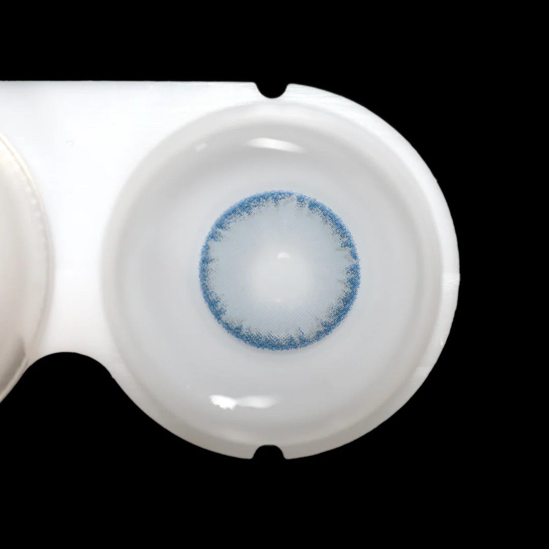 Lente de contacto colorida Romance Blue da V. Color Lenses — Azul suave e leitoso, com um halo delicado que suaviza o contorno da íris. (vista adicional 3)