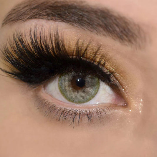 Lente de contacto colorida Romance Khaki da V. Color Lenses — Verde-oliva terroso, algures entre o castanho e o verde.