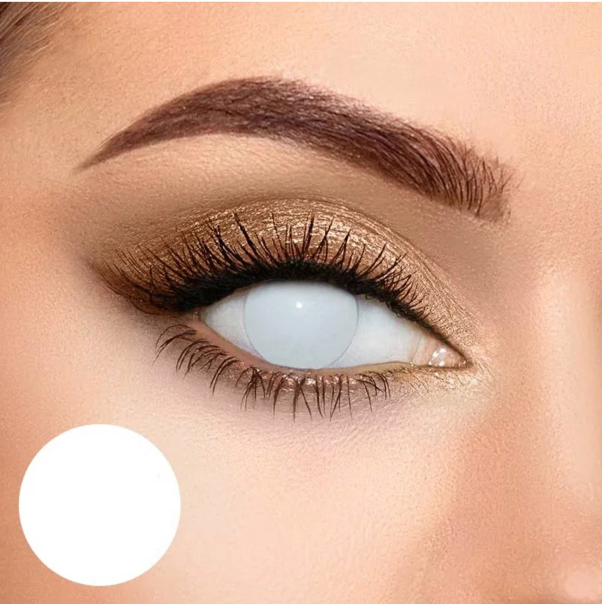 Lente de contacto colorida WHITE OUT da V. Color Lenses — Branco-azulado uniforme que cobre íris e pupila por completo — o disco da lente não tem qualquer abertura central. (vista adicional 2)