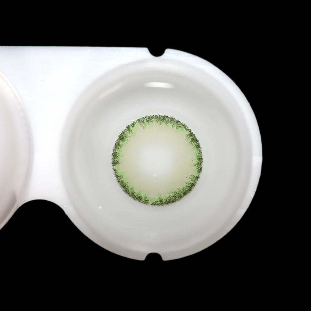 Lente de contacto colorida Romance Green da V. Color Lenses — Verde acinzentado e discreto, longe do verde vivo. (vista adicional 2)