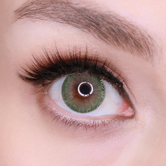 Lente de contacto colorida Romance Green da V. Color Lenses — Verde acinzentado e discreto, longe do verde vivo.