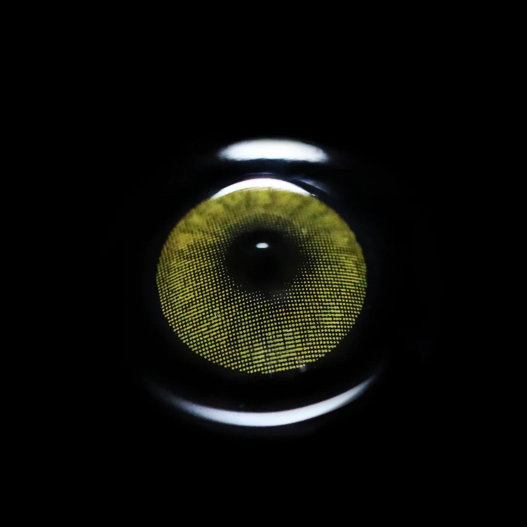 Lente de contacto colorida Crystal Green da V. Color Lenses — Verde límpido e transparente, com um brilho que lembra vidro ao sol. (vista adicional 4)