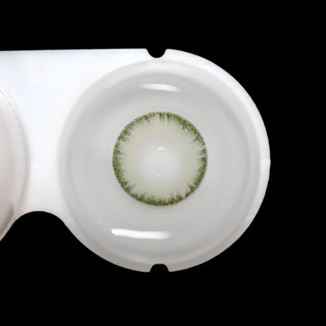 Lente de contacto colorida Romance Khaki da V. Color Lenses — Verde-oliva terroso, algures entre o castanho e o verde. (vista adicional 3)