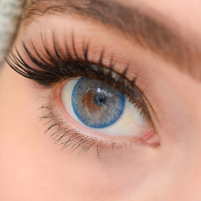 Lente de contacto colorida Romance Blue da V. Color Lenses — Azul suave e leitoso, com um halo delicado que suaviza o contorno da íris. (vista adicional 2)